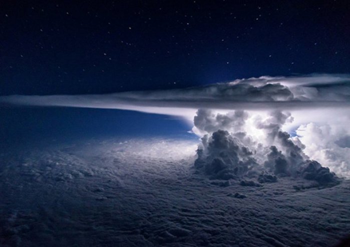 Furtuna deasupra Oceanului Pacific vazuta din avion la 11000m Furtuna-2