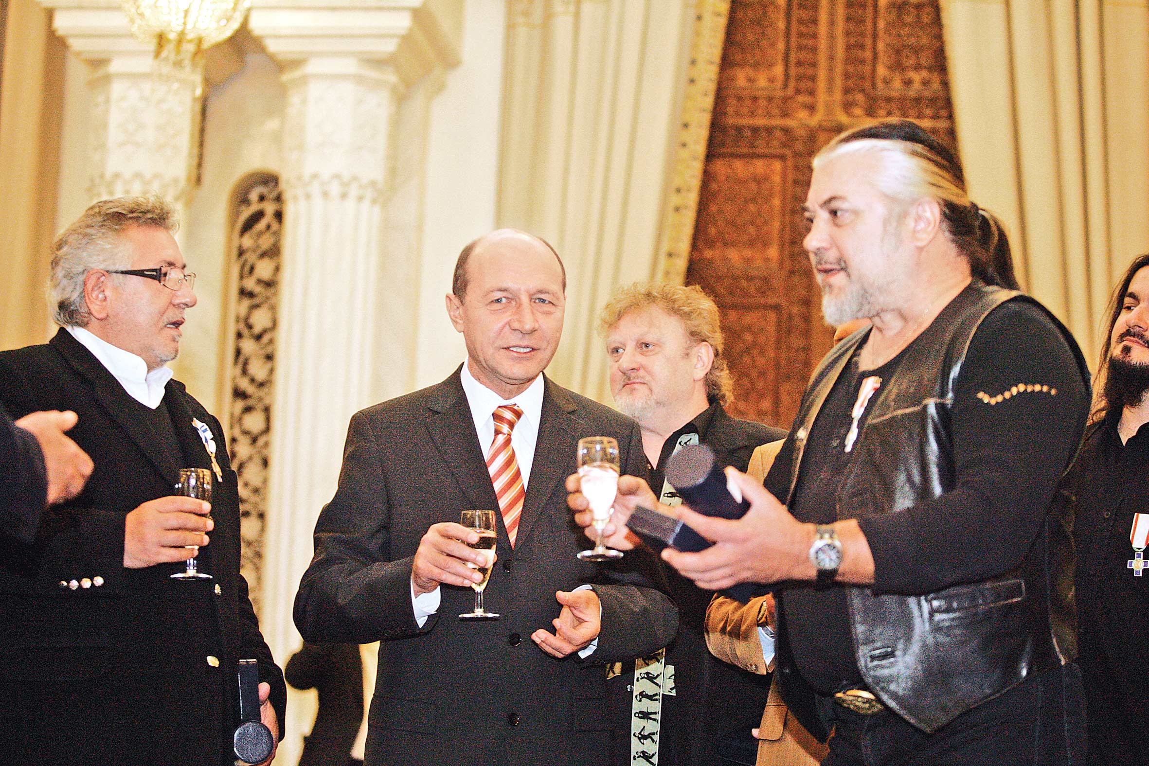 Trupa Phoenix a fost decorată la Cotroceni de preşedintele Traian Băsescu / foto gandul.info
