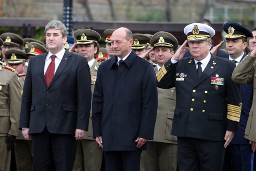 Băsescu a discutat cu Oprea şi Boc despre neafectarea pensiilor militare mai mici de 3.000 de lei