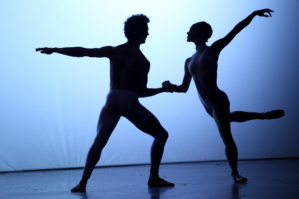 Madeline Bonn şi Joshua Beaver, balerini ai Teatrului de Balet Sibiu, prezintă “Pas de deux”, în cadrul Galei de balet, la Casa de Cultură a Sindicatelor din Sibiu, miercuri, 30 ianuarie 2013.
