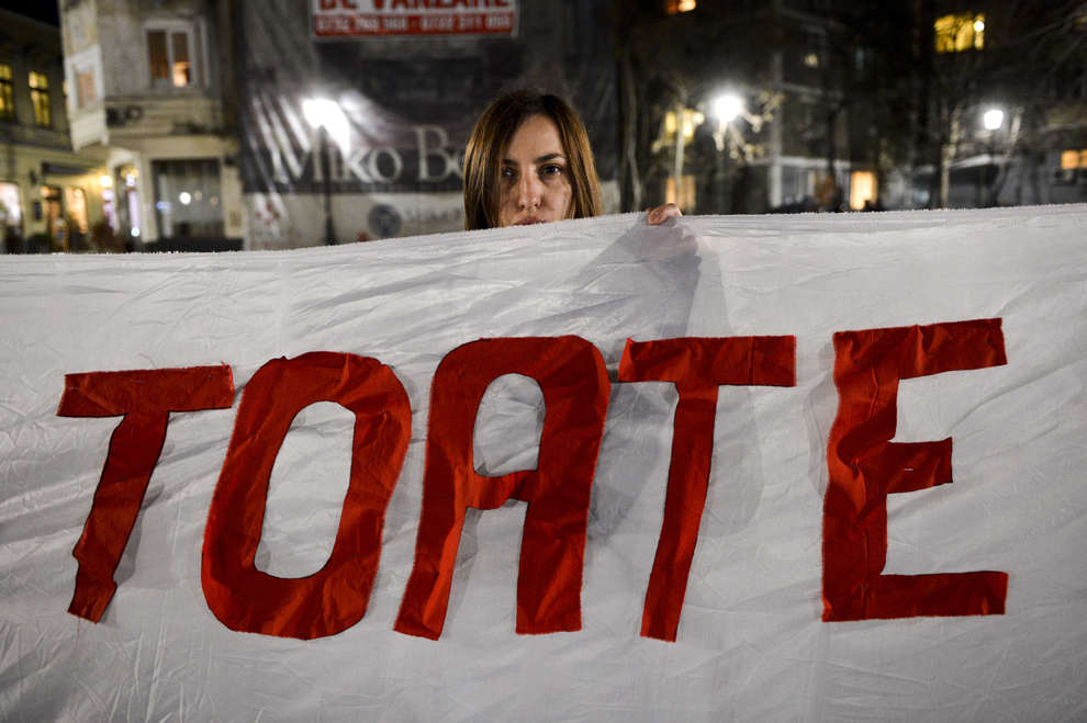 Andreea (30 de ani), ţine în mână un banner, în timpul unui protest împotriva includerii violului în noua Lege a Medierii, în Bucureşti, vineri, 1 februarie 2013.