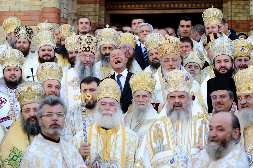 Preşedintele Traian Băsescu se fotografiază împreună cu cei 50 de ierarhi români şi străini, după slujba de canonizare a Mitropolitului Andrei Şaguna, la Catedrala Mitropolitană din Sibiu, sâmbătă, 29 octombrie 2011. (Sebastian Marcovici / Mediafax Foto)