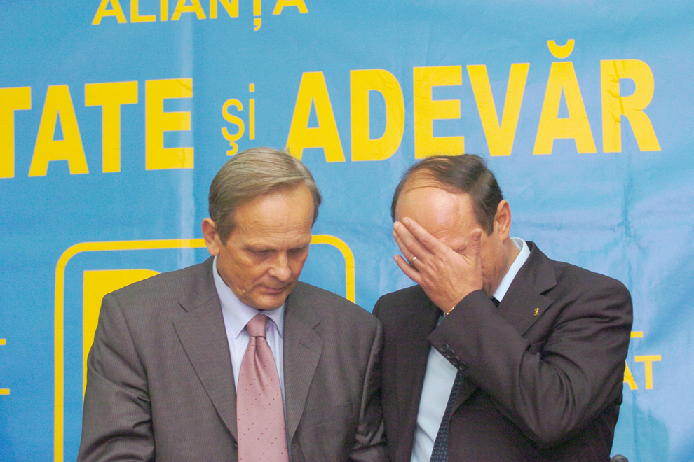 Traian Băsescu reacţionează dupa ce Theodor Stolojan şi-a anunţat retragerea de la conducerea PNL şi din cursa prezideţiala, în Bucureşti, sâmbătă, 2 octombrie 2004 (Cristian Matei / Mediafax Foto)