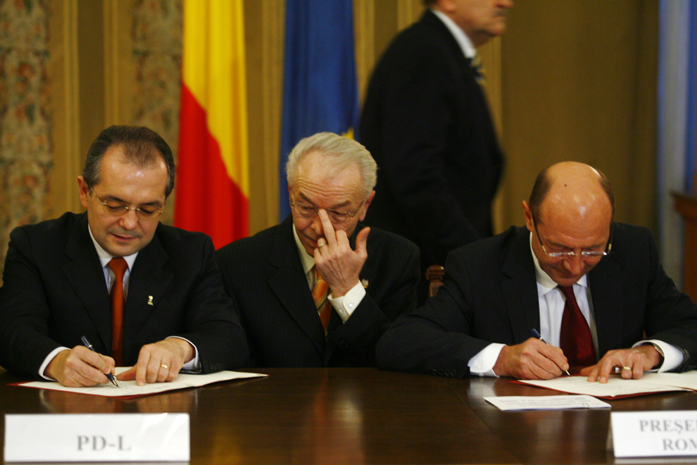 Liderul PDL, Emil Boc (S), preşedintele Senatului, Nicolae Văcăroiu (C) şi preşedintele Traian Băsescu (D) participă la ceremonia semnării Pactului pentru educaţie, în Bucureşti, miercuri, 5 martie 2008. (Răzvan Chiriţă / Mediafax Foto)