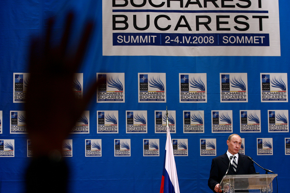 Preşedintele Federaţiei Ruse, Vladimir Putin, susţine o conferinţă de presă, în cea de-a treia zi a summit-ului NATO, la Bucureşti, vineri, 4 aprilie 2008. (Andreea Balaurea / Mediafax Foto) 