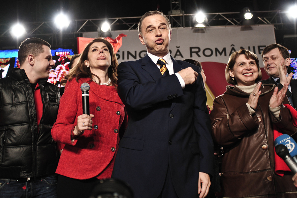 Mircea Geoană reacţionează după aflarea exit-poll-ului, în Bucureşti, duminică, 6 decembrie 2009. (Andrei Pungovschi / Mediafax Foto) 