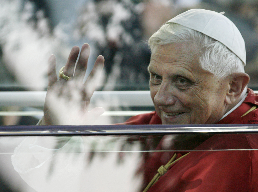 Papa Benedict al XVI-lea salută credincioşii în timpul vizitei în oraşul său natal, Marktl am Inn din Bavaria, Germania, luni, 11 septembrie 2006. 