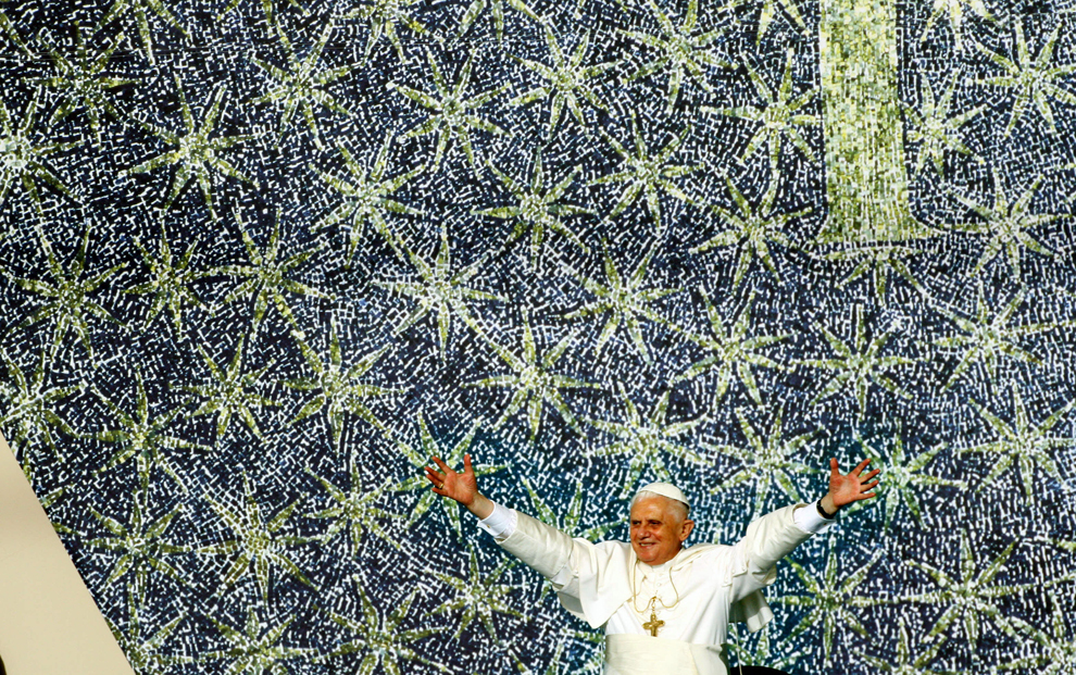 Papa Benedict al XVI-lea salută mulţimea în timpul sosirii la Domeniul Montorso din Loreto, Italia, sâmbătă, 1 septembrie 2007. Pelerinajul Loreto este o avanpremieră a Zilei Mondiale a Tineretului. 