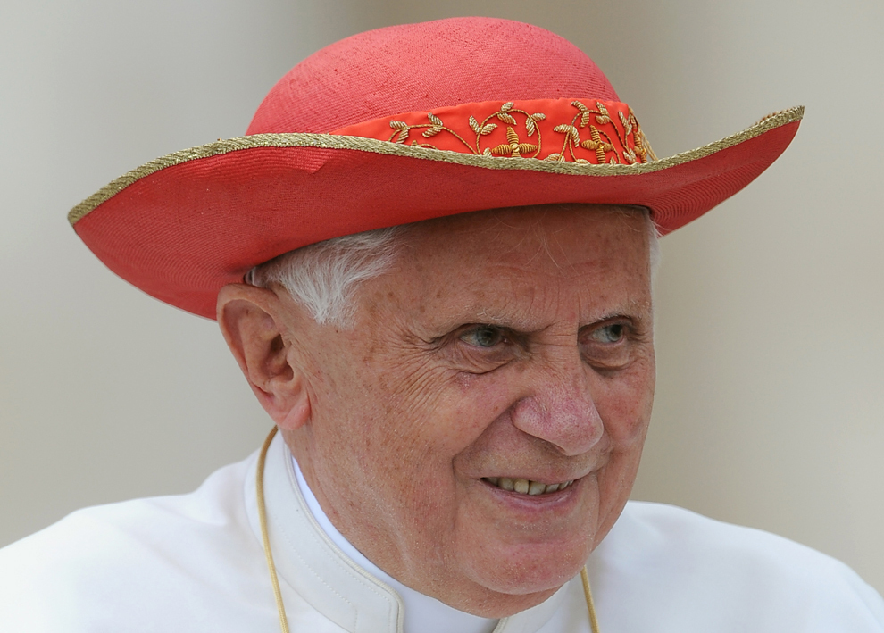 Papa Benedict al XVI-lea părăseşte piaţa Sfântul Petru la sfârşitul audienţei sale generale săptămânale, în Vatican, miercuri, 24 iunie 2009. 