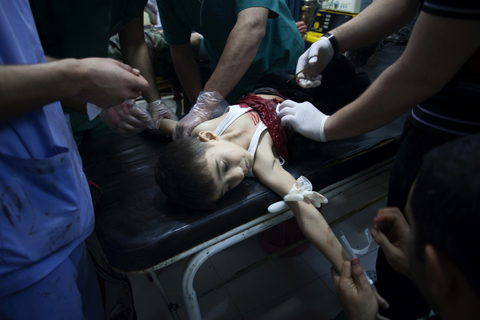 Un băiat sirian rănit este tratat într-un spital din Alep, oraş aflat in nordul Siriei, joi, 18 octombrie 2012. (Fabio Bucciarelli / AFP)