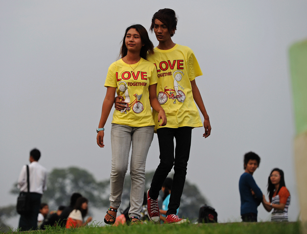Un cuplu de îndrăgostiţi se plimbă pe malul lacului Inya, de Valentine’s Day, in Yangon, Myanmar, joi, 14 februarie 2013. 