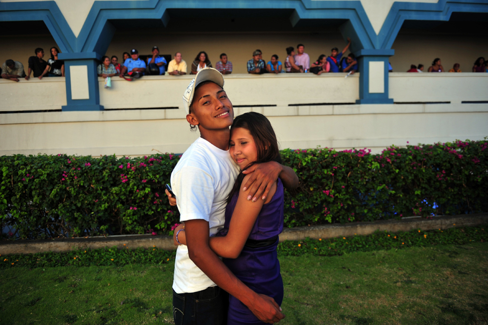Yader Artola, 19 ani şi Fabiola Membreño, 14 ani pozează după ce s-au căsătorit în cadrul unei căsătorii civile comune la care au participat 560 de cupluri, în Managua, Nicaragua, joi, 14 februarie 2013. 