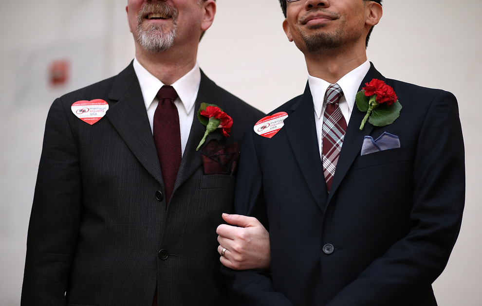 T. Watson şi J. Tabaco, un cuplu de homosexuali, protestează în faţa primăriei, după ce un funcţionar din San Francisco a refuzat eliberarea certificatelor de căsătorie mai multor cupluri de acelaşi sex, joi, 14 februarie 2013. 