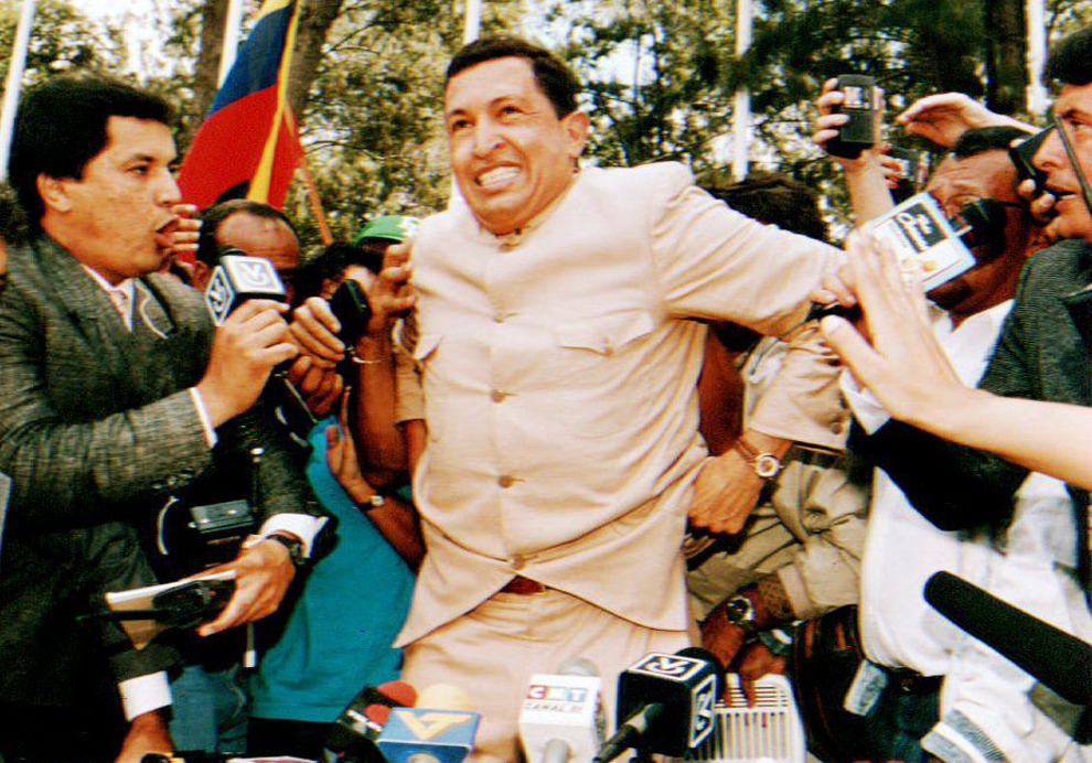 Locotenent-colonelul Hugo Chavez, care a condus lovitura de stat eşuată din 1992, vorbeşte cu reporterii, după ce a fost eliberat din închisoare, în Caracas, Venezuela, sâmbătă 26 martie 1994. 