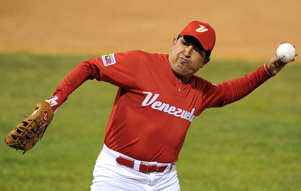 Preşedintele venezuelean Hugo Chavez se pregăteşte să arunce o minge, înaintea unui meci cu jucatori profesionişti de softball, în Caracas, Venezuela, joi 11 februarie 2010.  