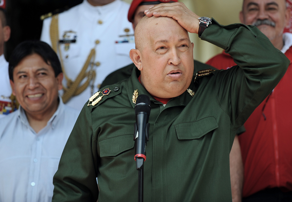 Preşedintele venezuelean Hugo Chavez  gesticulează în timpul ceremoniei de întâmpinare a preşedintelui bolivian Evo Morales, la Palatul Prezidenţial Miraflores din Caracas, sâmbătă 17 septembrie 2011. 