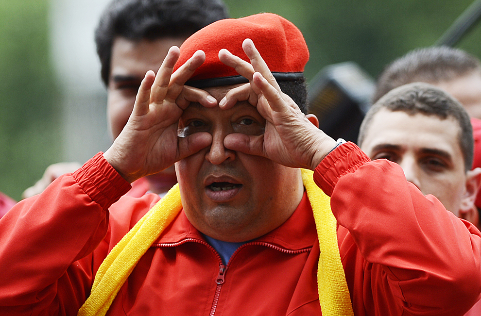 Hugo Chavez gesticulează în timpul unui miting pentru realegerea sa, în Mariara, 120 km vest de Caracas, duminică 1 iulie 2012. 