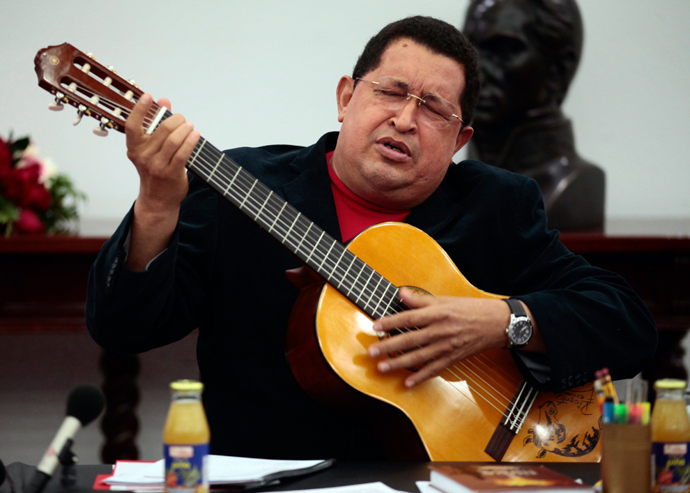 Preşedintele venezuelean Hugo Chavez cântă la chitară în timpul unei întâlniri cu miniştrii, la Palatul Prezidenţial Miraflores din Caracas, joi 20 septembrie 2012.  