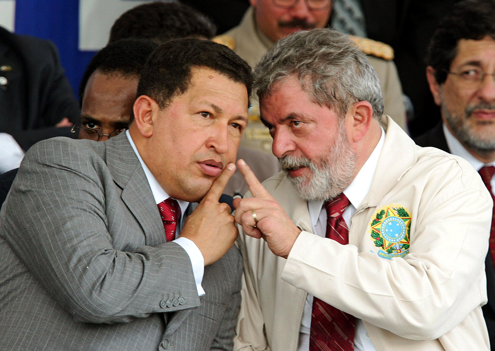 Preşedintele venezuelean Hugo Chavez şi cel brazilian, Luiz Inacio Lula da Silva discută în timpul ceremoniei de inaugurare a rafinăriei José Ignacio Abreu de Lima, construită de cele două ţări în Recife, nord-est-ul Braziliei, vineri 16 decembrie 2005. 