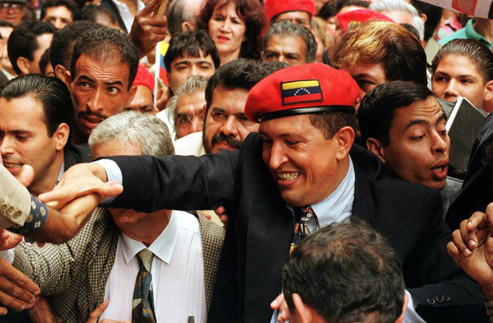 Lt. col. în rezervă Hugo Chavez, care a condus tentativa de lovitură de stat din 4 februarie 1992, este felicitat de susţinători în Caracas, joi 29 iulie 1997 cu ocazia înregistrării formaţiunii sale politice, Movimiento Quinta República la Consiliul Electoral.  