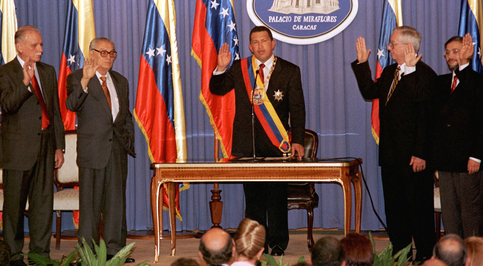 Noul preşedinte al Venezuelei, Hugo Chavez, depune jurământul în faţa noilor săi miniştri, în Palatul Prezidenţial Miraflores din Caracas, joi, 2 februarie 1999.    