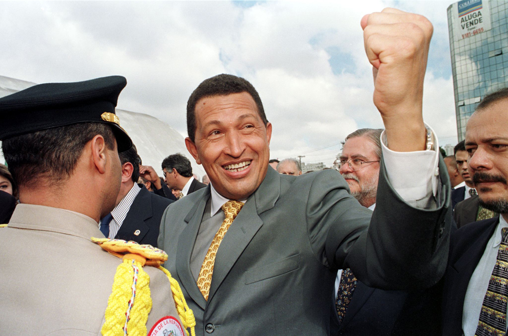 Preşedintele venezuelean Hugo Chavez gesticulează în timpul unei ceremonii desfaşurate în Sao Paolo, Brazilia, vineri, 7 mai 1999. 