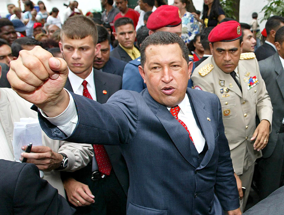 Preşedintele venezuelean Hugo Chavez salută susţinătorii la ieşirea dintr-o catedrală din Caracas, luni 19 august 2002. 