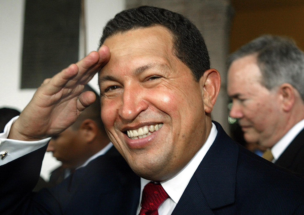 Preşedintele venezuelean Hugo Chavez salută mulţimea la plecarea de la Palatul Preyidenţial din Quito, Ecuador, miercuri 15 ianuarie 2003. Chavez a participat la festivitatea de învestire a preşedintelui ecuadorian ales, Lucio Gutierrez. 