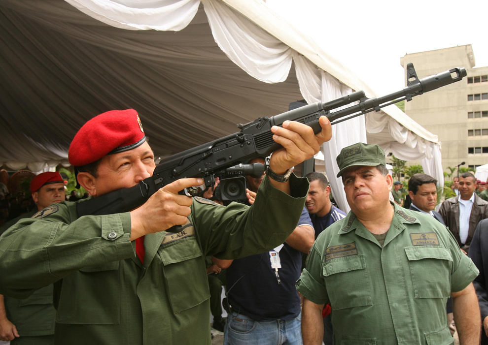 Preşedintele venezuelean Hugo Chavez ţinteşte cu o nou achiziţionată puşcă de asalt de producţie rusească AK-103, în timpul unei ceremonii desfăşurate în Caracas, miercuri, 14 iunie 2006. 