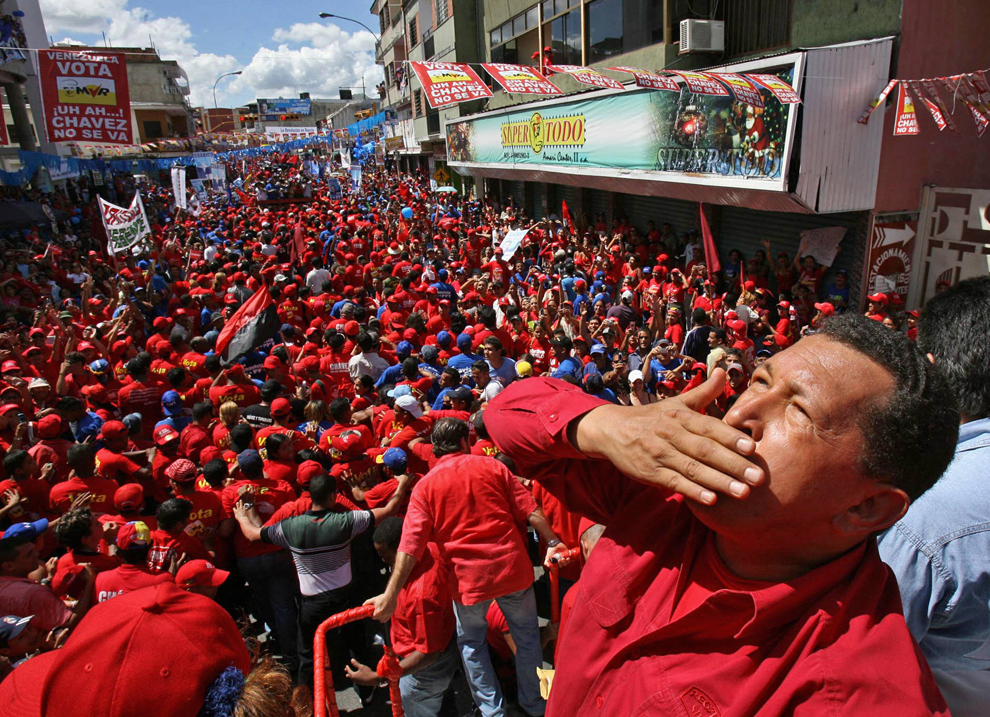 Preşedintele venezuelean Hugo Chavez salută susţinătorii în timpul unui miting desfăşurat în Guarico, 100 km sud-est de Caracas, vineri 24 noiembrie 2006. 