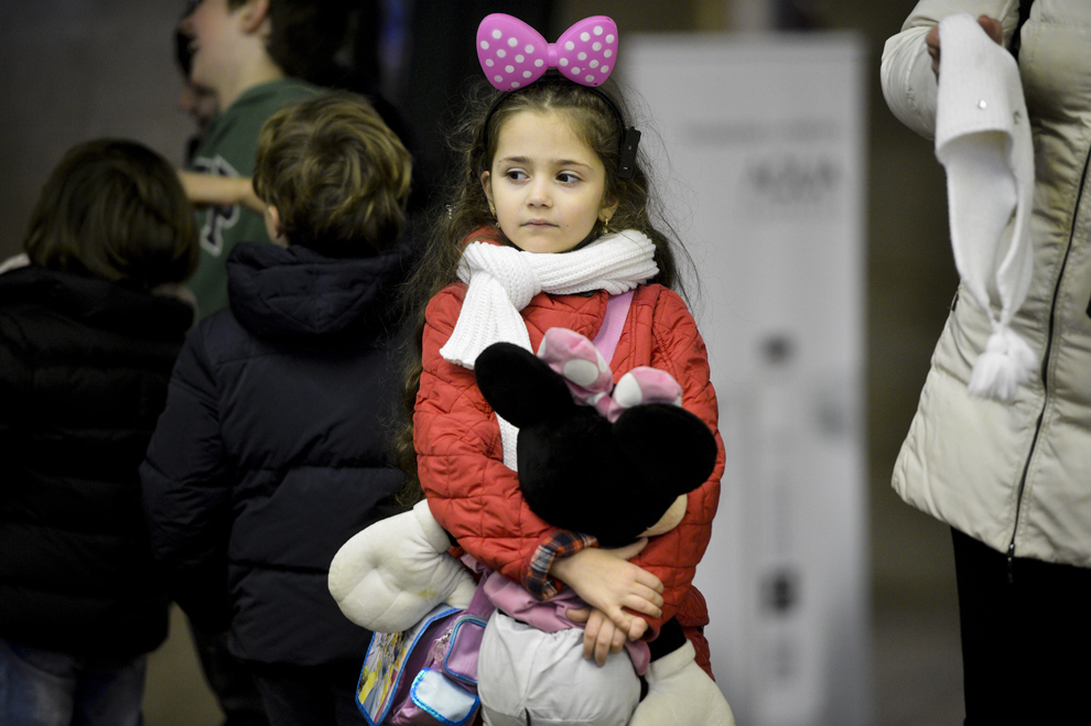O fetiţă ţine în braţe o jucărie de pluş înaintea spectacolului Disney Live! – Mickey’s Magic Show, desfăşurat la Sala Palatului din Bucureşti, miercuri, 13 februarie 2013. 