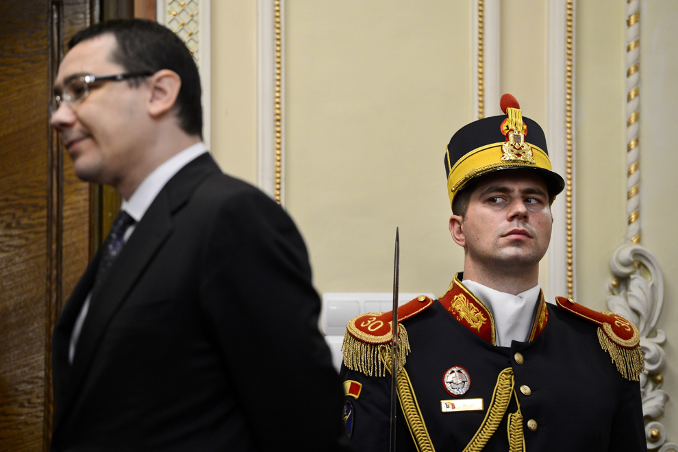 Un membru al Regimentului 30 Gardă “Mihai Viteazul” îl urmăreşte cu privirea pe premierul Victor Ponta, la finalul şedinţei de bilanţ a ministerului Apărării Naţionale, în Bucureşti, luni, 25 februarie 2013. 
