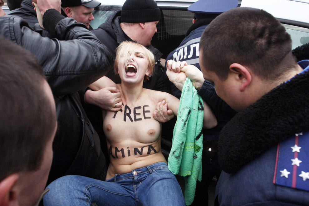 Poliţişti arestează o activistă  a mişcării feministe ucrainiene Femen în timpul unui protest împotriva islamismului radical, cu ocazia zilei internaţionale a ‘jihadului topless’,  în faţa unei moschei din Kiev, joi, 4 aprilie 2013.