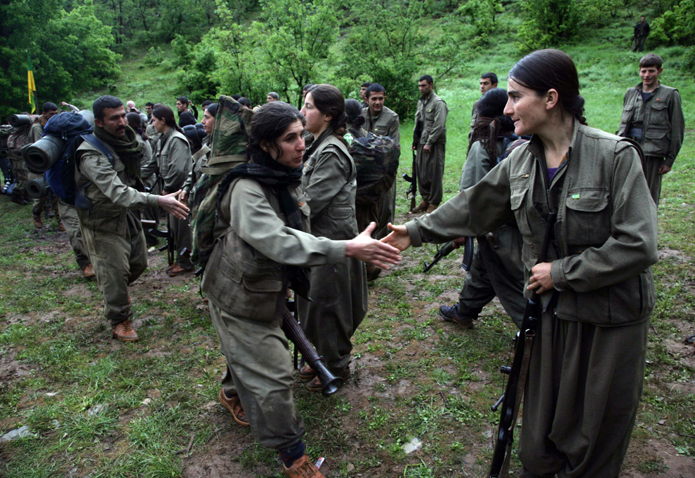 Luptători ai Partidului Muncitorilor din Kurdistan (PMK) îşi întâmpină camarazii care au părăsit Turcia, în oraşul Dohuk din nordul Irakului, marţi, 14 mai 2013. După o campanie de 29 de ani împotriva guvernului de la Ankara, în care aproximativ 45000 de oameni au murit, PMK îşi retrage luptătorii din Turcia în vederea încheierii păcii. 