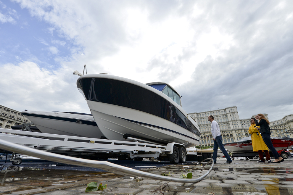 O ambarcaţiune expusă în cadrul Romanian Boat Show 2013 şi avariată în timpul unei furtuni puternice poate fi văzută în Piaţa Constituţiei din Bucuresti, joi, 23 mai 2013. 