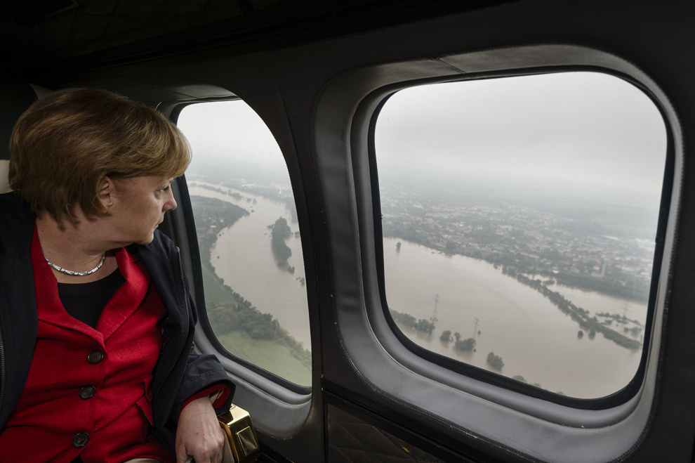 Cancelarul german Angela Merkel priveşte pe geamul elicopterului în timp ce zboară peste o zonă inundată între Dresda şi Pirna, estul Germaniei, marţi, 4 iunie 2013. 
