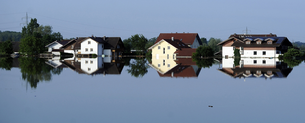 Case din regiunea Deggendorf, Germania, sunt acoperite parţial de apa fluviului Dunarea, în sudul Germaniei, vineri, 7 iunie, 2013. 