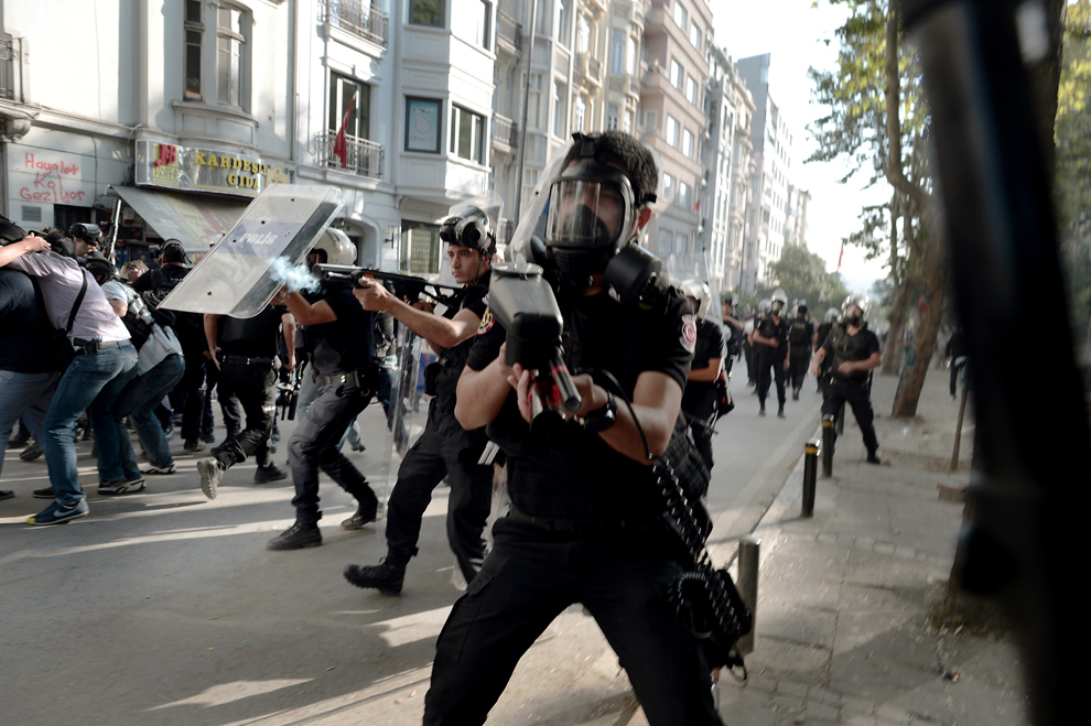 Poliţişti turci trag proiectile cu gaze lacrimogene şi gloanţe de cauciuc împotriva protestatarilor din Piaţa Taksim din Istanbul, marţi, 11 iunie 2013. 