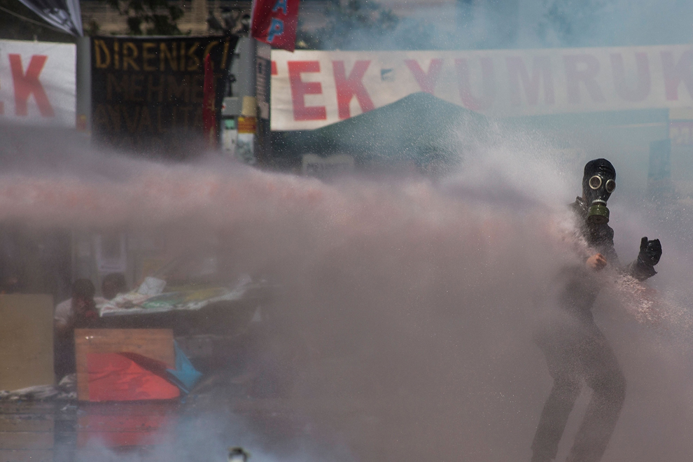 Forţele de ordine folosesc tunuri cu apă împotriva demonstranţilor din Piaţa Taksim din Istanbul, marţi, 11 iunie 2013. 