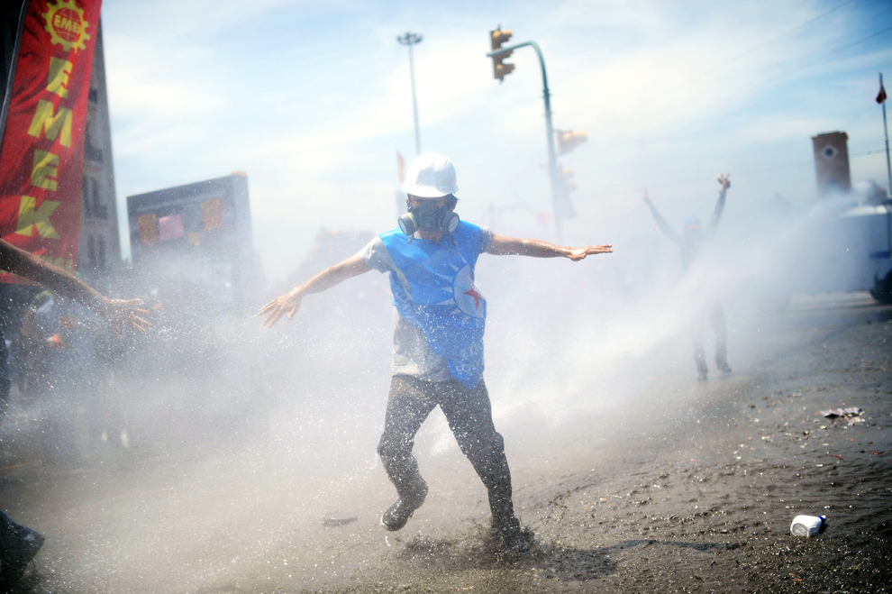 Forţele de ordine folosesc tunuri cu apă împotriva demonstranţilor din Piaţa Taksim din Istanbul, marţi, 11 iunie 2013. 