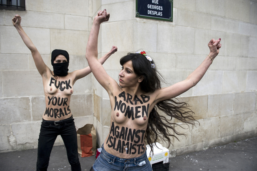 Activiste membre ale grupării feministe Femen protestează împotriva islamiştilor, în faţa Marii Moschei din Paris, miercuri, 3 aprilie 2013. 