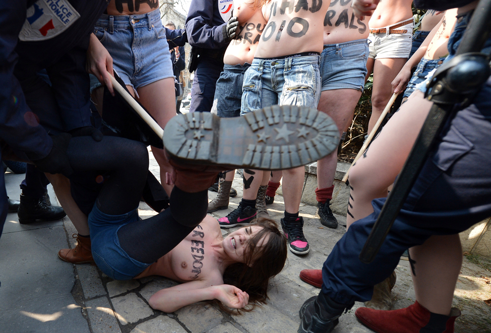 Activiste ale mişcării Femen protestează topless lângă ambasada Tunisiei, la Paris, joi, 4 aprilie 2013. 