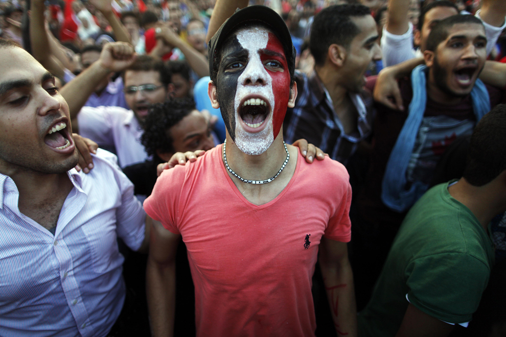 Suporteri ai opoziţiei egiptene strigă lozinci împotriva preşedintelui Mohamed Morsi, în Cairo, Egipt, luni, 1 iulie 2013. 