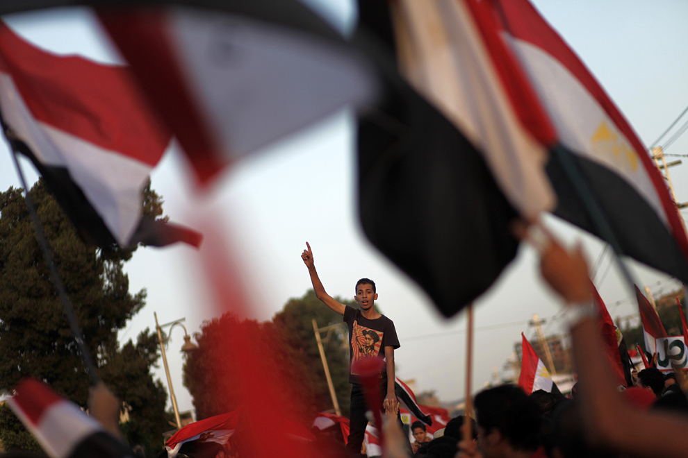 Suporteri ai opoziţiei egiptene strigă lozinci împotriva preşedintelui Mohamed Morsi, în Cairo, Egipt, luni, 1 iulie 2013. 