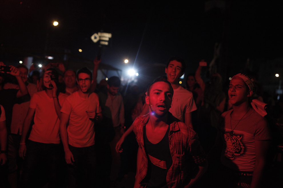 Suporteri ai opoziţiei sărbătoresc ultimatumul de 48 de ore dat de armată primului preşedinte  ales democratic, Mohamed Morsi, în piaţa Tahrir din Cairo, Egipt, luni, 1 iulie 2013. 