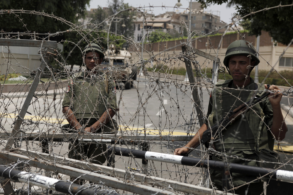 Soldaţi ai Gărzii Republicane Egiptene, stau de pază în faţa palatului prezidenţial, în Heliopolis, Cairo, Egipt, miercuri, 3 iulie 2013. 