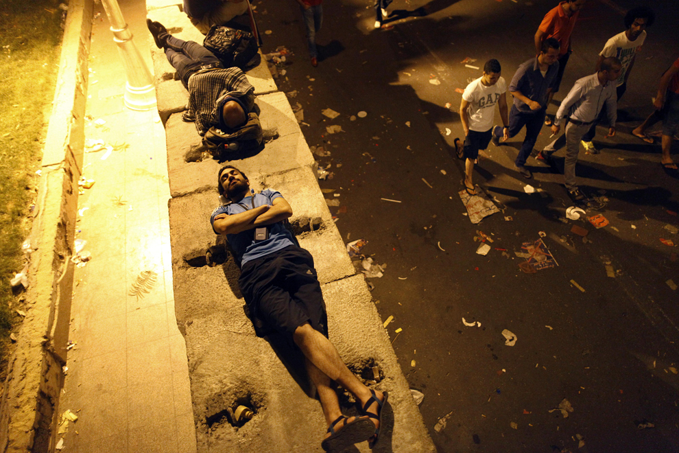 Suporteri ai opoziţiei egiptene dorm în apropierea palatului prezidenţial, în Cairo, Egipt, luni, 1 iulie 2013. 