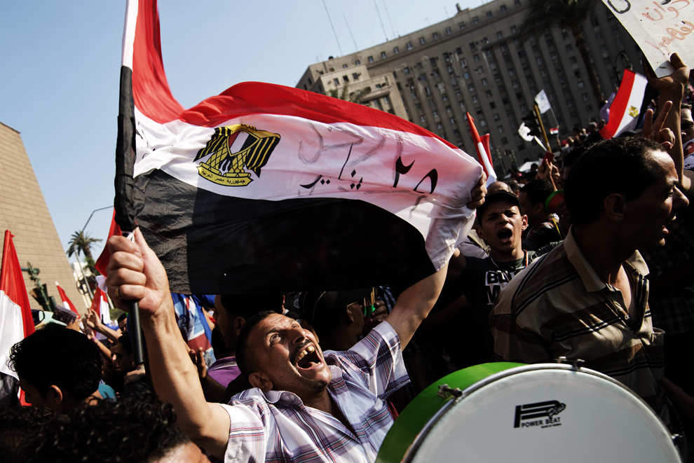 Suporteri ai opoziţiei sărbătoresc ultimatumul de 48 de ore dat de armată primului preşedinte  ales democratic, Mohamed Morsi, în piaţa Tahrir din Cairo, Egipt, luni, 1 iulie 2013. 