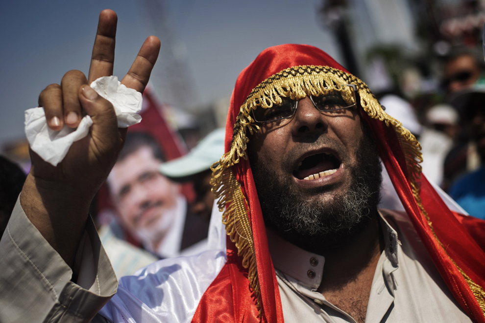 Un bărbat protestează în faţa moscheei Rabaa El-Adaweya din Cairo, marţi, 2 iulie 2013.