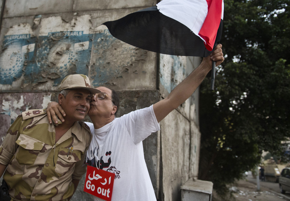 Un bărbat sărută un soldat din armata egipteană, pe o stradă din Cairo, Egipt, miercuri, 3 iulie 2013.  